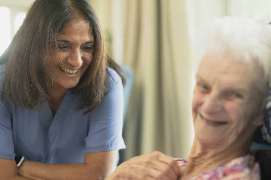 Betreuungskraft mit Seniorin