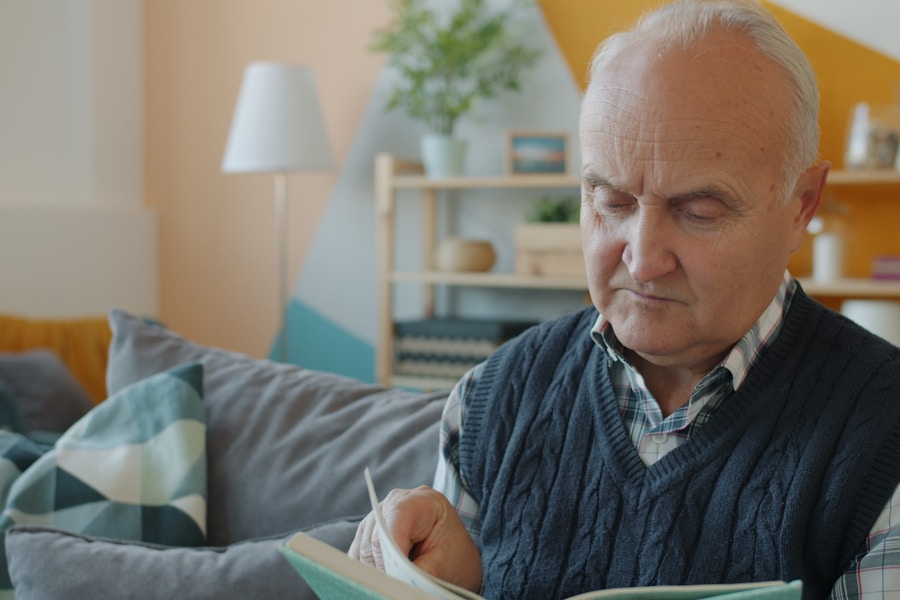 Person liest Ratgeber zur Pflege